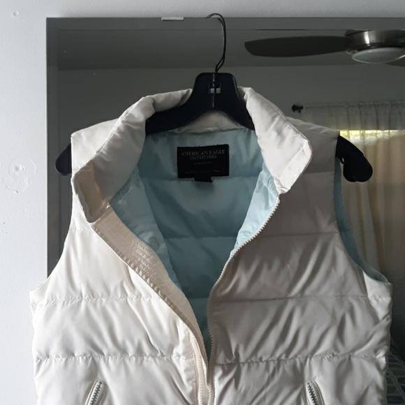 White down vest. American Eagle. Warm! - Picture 2 of 3